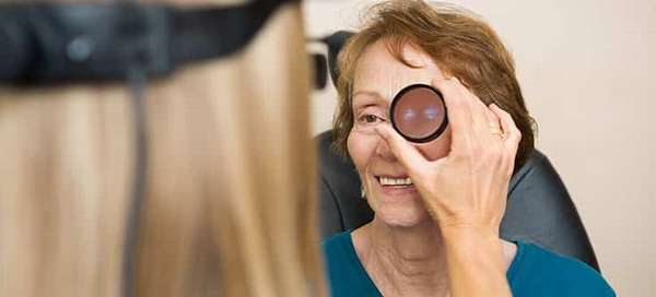 офтальмолог проводит диагностику зрения